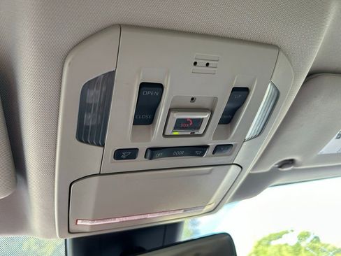 Used 2021 Toyota Highlander XLE FWD image 30