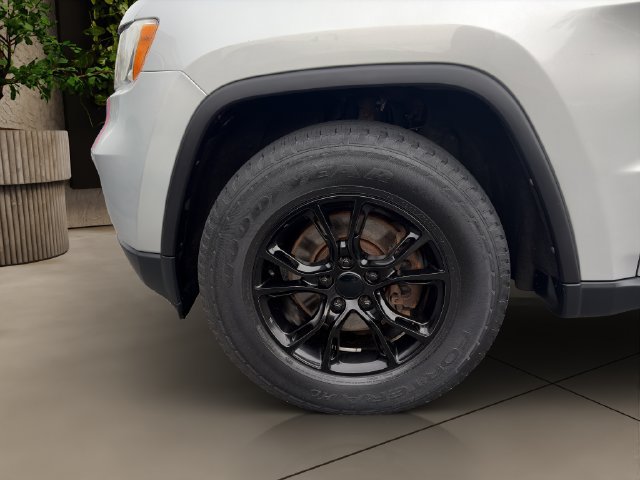 Used 2012 Jeep Grand Cherokee Laredo w/ Laredo E Group AWD/4WD image 9