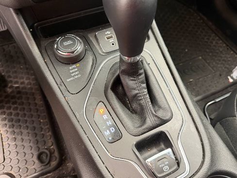 Used 2019 Jeep Cherokee Latitude Plus w/ Cold Weather Group AWD/4WD image 27