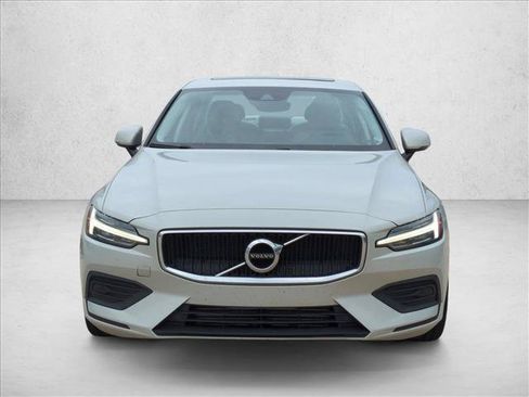Used 2020 Volvo S60 T5 Momentum FWD image 2