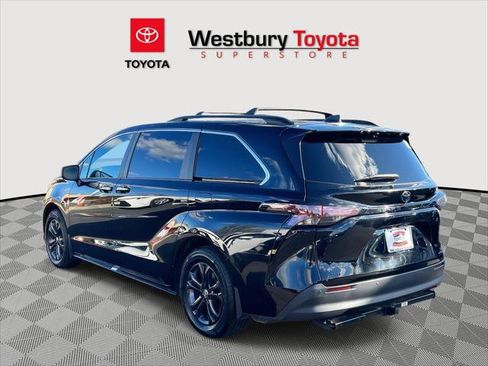 Certified 2024 Toyota Sienna XLE Woodland Edition image 9