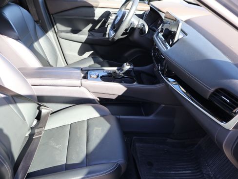 Used 2023 Nissan Rogue SL w/ SL Premium Package image 11