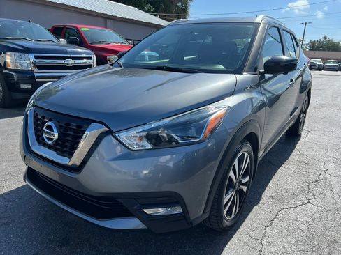 Used 2018 Nissan Kicks SR FWD image 2