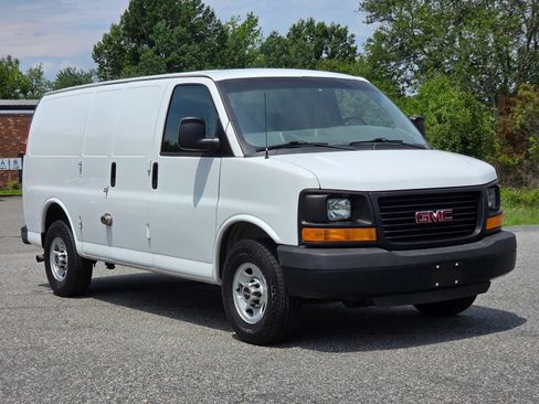 Used 2015 GMC Savana 2500 RWD image 3