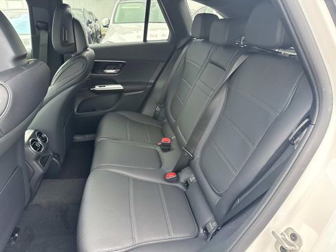 Used 2025 Mercedes-Benz GLC 300 4MATIC image 6