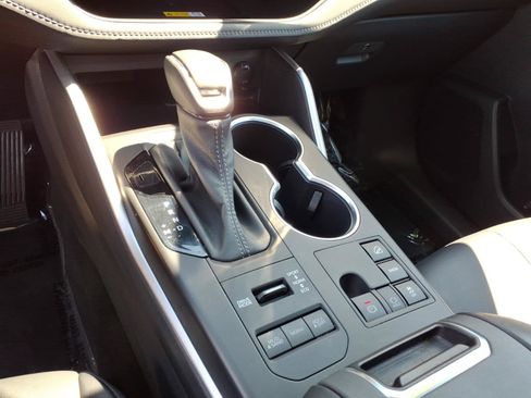 Used 2023 Toyota Highlander XLE AWD/4WD image 10