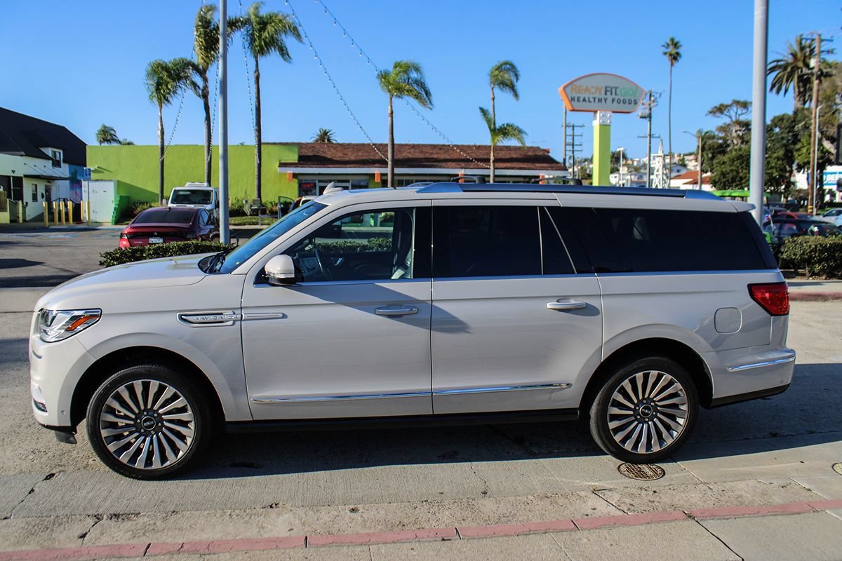 Used 2020 Lincoln Navigator L Reserve w/ Equipment Group 208A Reserve AWD/4WD image 2