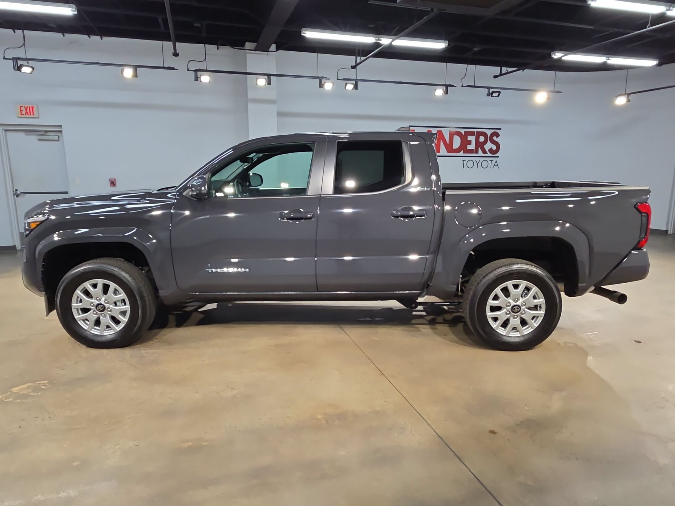 Certified 2025 Toyota Tacoma SR5 AWD/4WD image 4