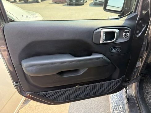 Used 2019 Jeep Wrangler Unlimited Sahara AWD/4WD image 13
