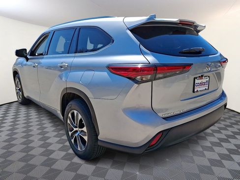 Used 2021 Toyota Highlander XLE FWD image 4