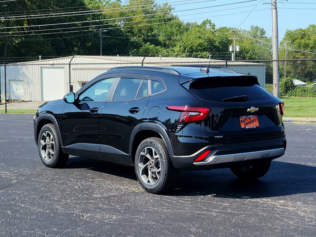 Used 2024 Chevrolet Trax LT w/ Sunroof Package FWD image 9