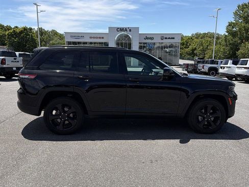 Used 2024 Jeep Grand Cherokee Altitude AWD/4WD image 8