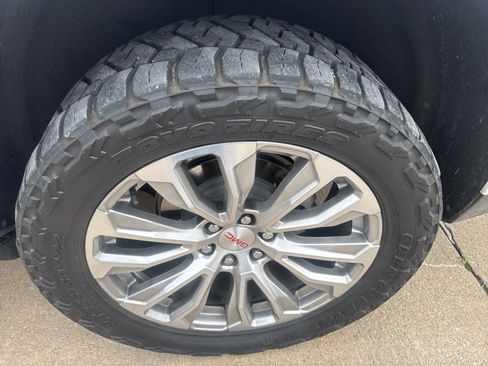 Used 2023 GMC Yukon Denali w/ Denali Reserve Package image 9