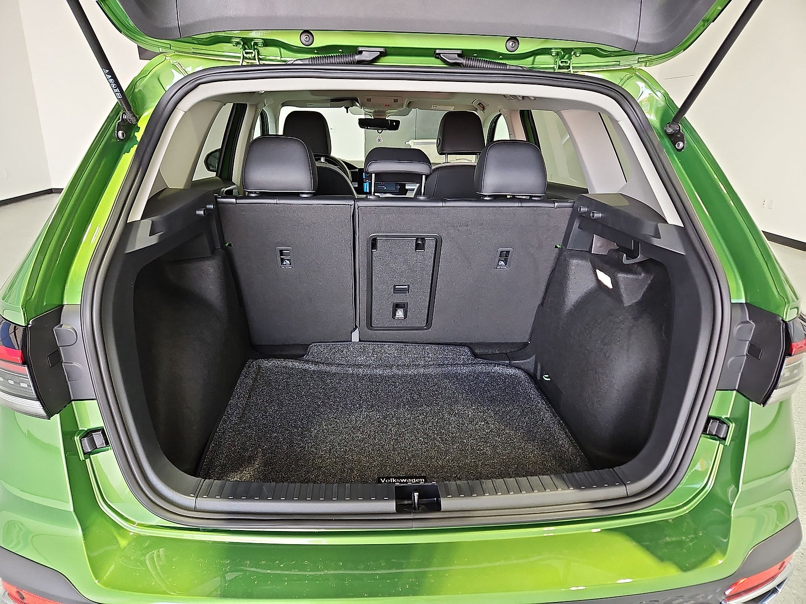 New 2027 Volkswagen Taos SE FWD image 12