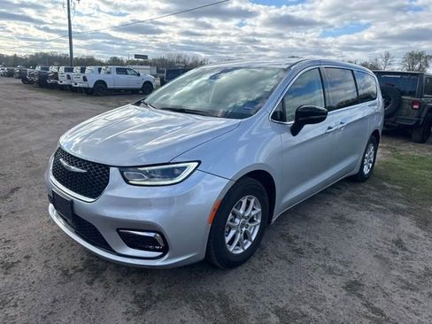 Used 2024 Chrysler Pacifica Touring-L FWD image 4