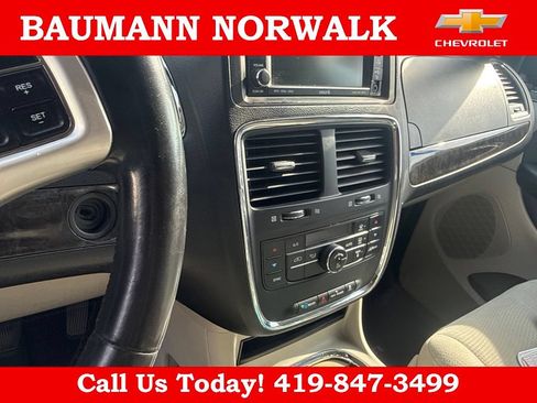 Used 2011 Dodge Grand Caravan Crew w/ Entertainment Group 1 FWD image 17
