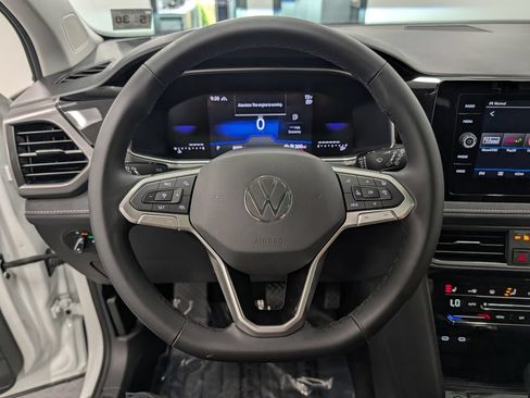 Used 2025 Volkswagen Taos SE AWD/4WD image 29