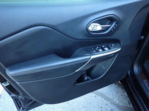 Used 2019 Jeep Cherokee Overland w/ Technology Group image 23