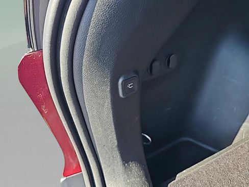 Used 2019 Jeep Cherokee Latitude Plus w/ Comfort/Convenience Group image 18