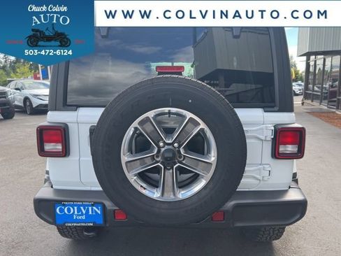 Used 2022 Jeep Wrangler Unlimited Sahara AWD/4WD image 29