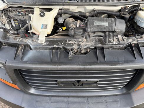 Used 2010 GMC Savana 3500 CUTAWAY BOX TRUCK COMMERCIAL image 5