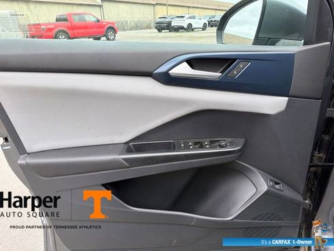 Used 2023 Volkswagen Taos SE w/ Panoramic Sunroof Package FWD image 18