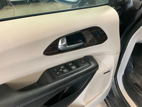 Used 2022 Chrysler Pacifica Limited AWD/4WD image 10