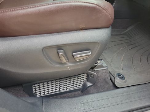 Used 2023 Toyota Sienna Platinum FWD image 30