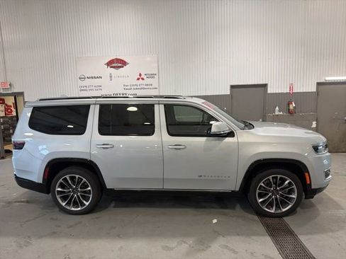 Used 2022 Jeep Wagoneer Series III w/ Premium Group I AWD/4WD image 2