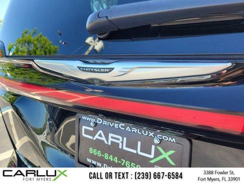 Used 2023 Chrysler Pacifica Touring-L FWD image 11