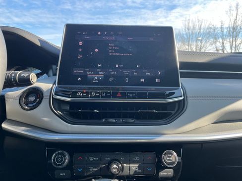 Used 2025 Jeep Compass Limited image 21