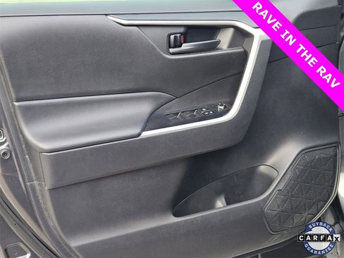 Used 2021 Toyota RAV4 LE image 7