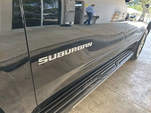 Used 2025 Chevrolet Suburban LS RWD image 14