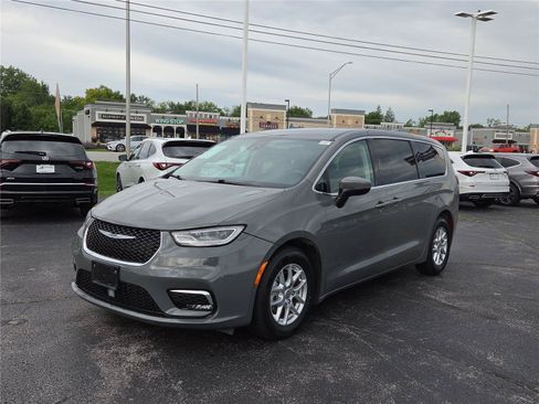 Used 2023 Chrysler Pacifica Touring-L FWD image 3