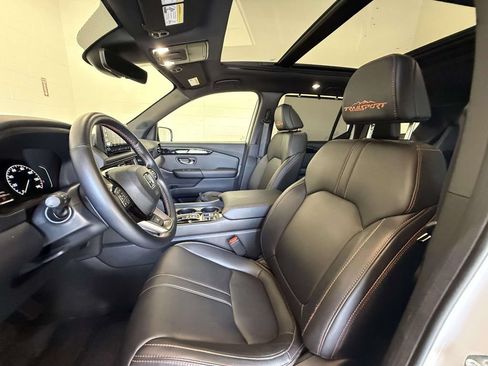 Used 2025 Honda Pilot TrailSport image 2