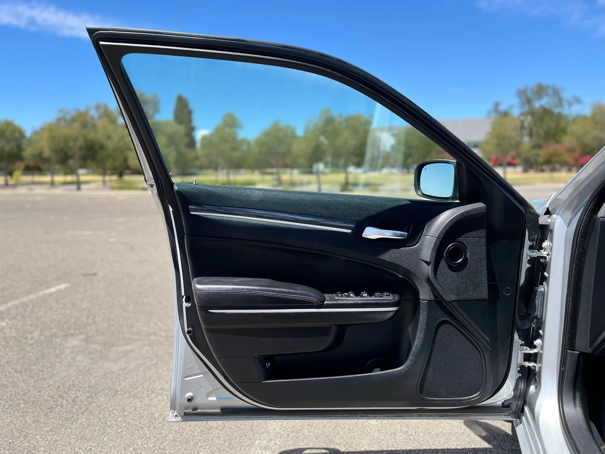 Used 2019 Chrysler 300 Touring RWD image 9