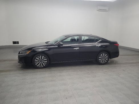Used 2023 Nissan Altima 2.5 SV image 2