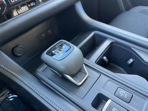 Used 2024 Nissan Pathfinder S image 37