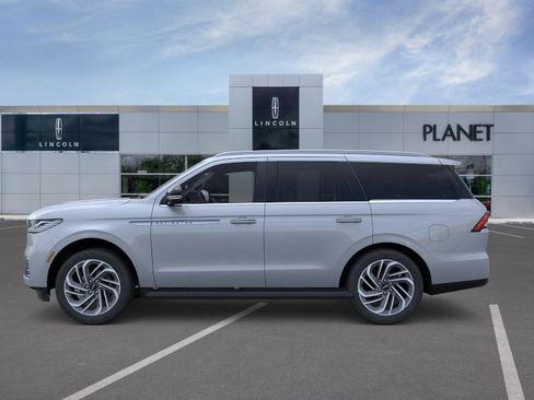 New 2026 Lincoln Navigator Premiere AWD/4WD image 3