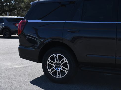 New 2026 Ford Expedition Active image 3