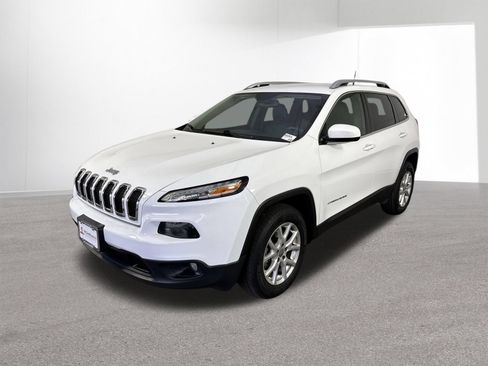 Used 2018 Jeep Cherokee Latitude Plus w/ Cold Weather Group AWD/4WD image 22