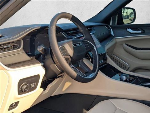 New 2025 Jeep Grand Cherokee Limited image 3