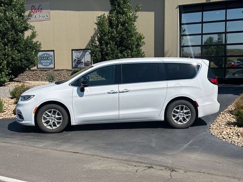 Used 2024 Chrysler Pacifica Touring-L FWD image 5