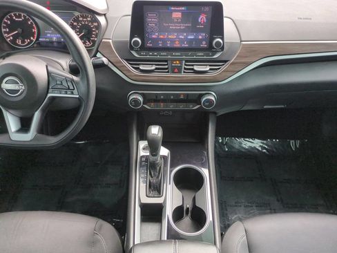 Used 2024 Nissan Altima 2.5 SV FWD image 15