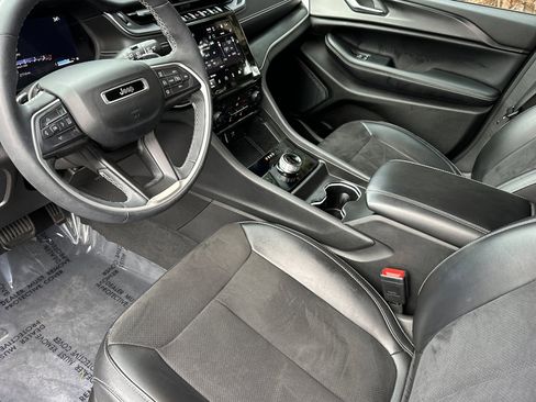 Used 2023 Jeep Grand Cherokee Altitude image 10