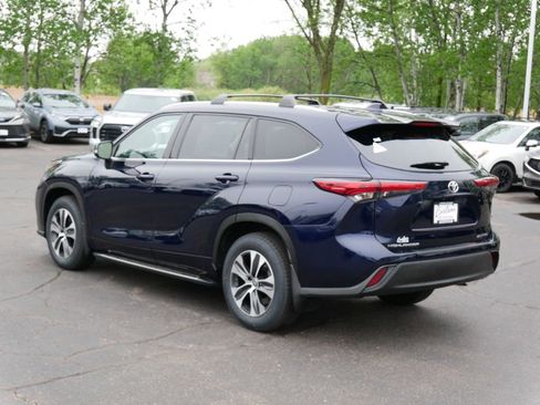 Used 2022 Toyota Highlander XLE AWD/4WD image 6