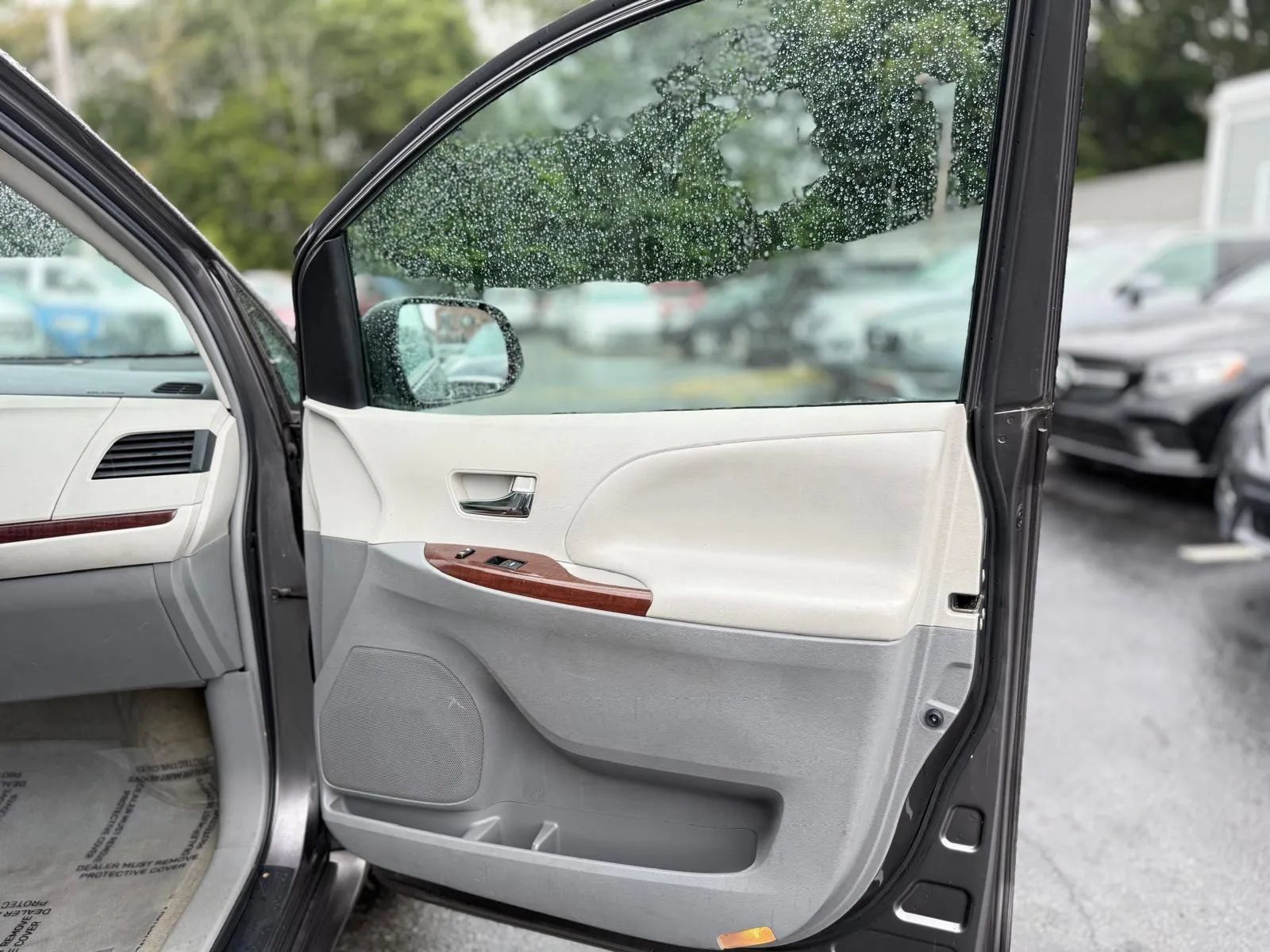 Used 2011 Toyota Sienna XLE w/ Entertainment Pkg FWD image 30