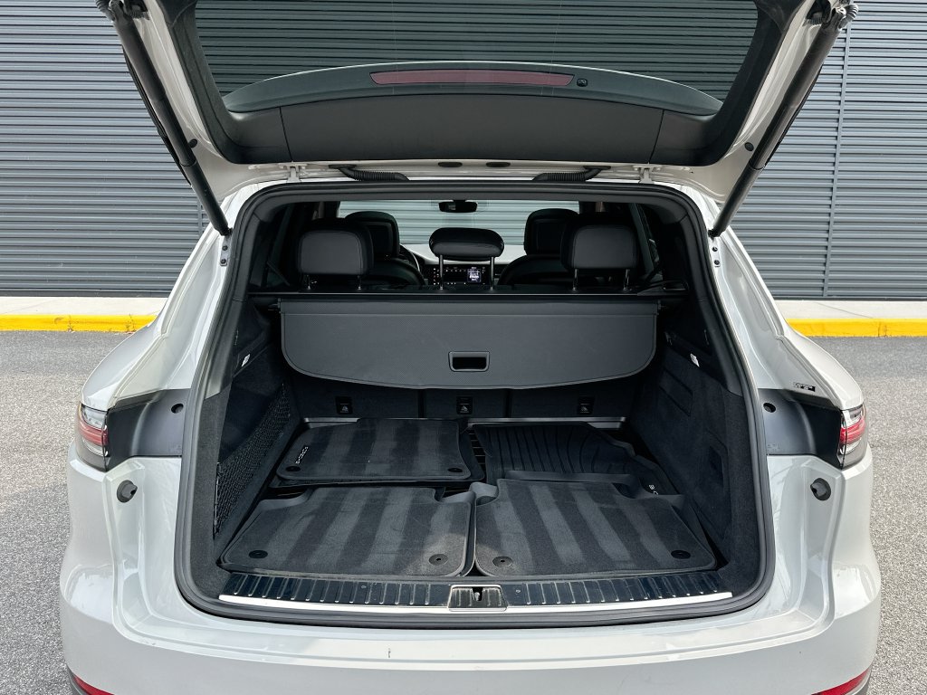 Certified 2023 Porsche Cayenne AWD/4WD image 32