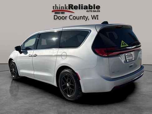 Used 2024 Chrysler Pacifica Touring-L FWD image 3