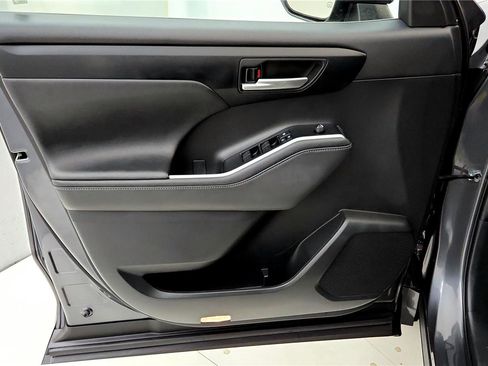 Certified 2023 Toyota Highlander XLE image 35